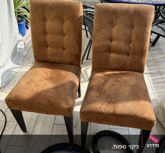 שני כיסאות חומים עם צינור ניקוי על הרצפה